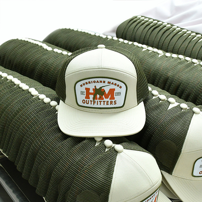 Moderne hoge profiel vlakke rand mesh cap met snapback sluiting geborduurd logo