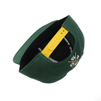 Adembenemende plastic snapbackhoeden met gestructureerde platte rand en aangepaste borduurwerk logo camouflage kleur