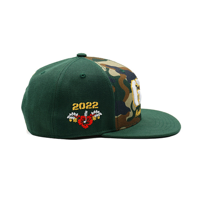 Adembenemende plastic snapbackhoeden met gestructureerde platte rand en aangepaste borduurwerk logo camouflage kleur
