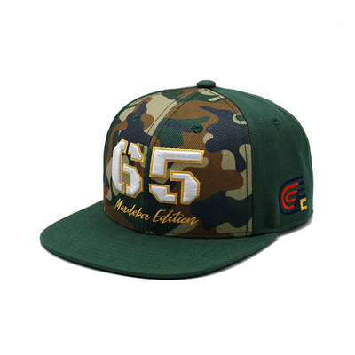 Adembenemende plastic snapbackhoeden met gestructureerde platte rand en aangepaste borduurwerk logo camouflage kleur