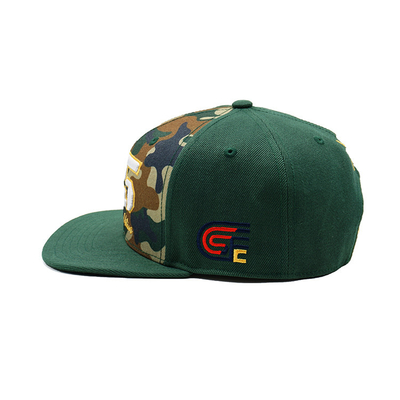 Adembenemende plastic snapbackhoeden met gestructureerde platte rand en aangepaste borduurwerk logo camouflage kleur