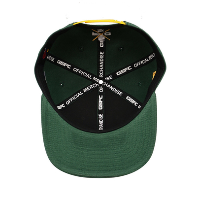 Adembenemende plastic snapbackhoeden met gestructureerde platte rand en aangepaste borduurwerk logo camouflage kleur