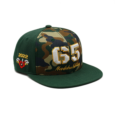 Adembenemende plastic snapbackhoeden met gestructureerde platte rand en aangepaste borduurwerk logo camouflage kleur