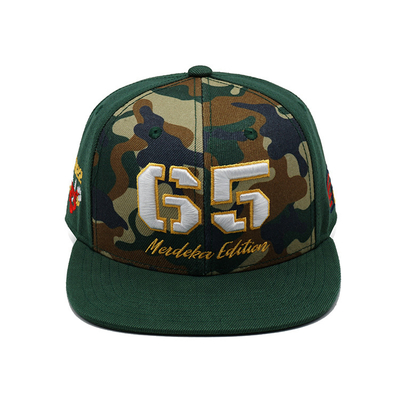 Adembenemende plastic snapbackhoeden met gestructureerde platte rand en aangepaste borduurwerk logo camouflage kleur