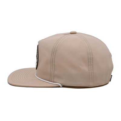 Lichte, ademend snapbackkappen met plastic sluiting en borduurplaat