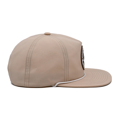 Lichte, ademend snapbackkappen met plastic sluiting en borduurplaat