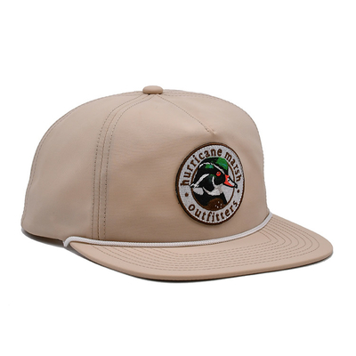Lichte, ademend snapbackkappen met plastic sluiting en borduurplaat