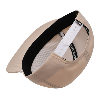 Lichte, ademend snapbackkappen met plastic sluiting en borduurplaat