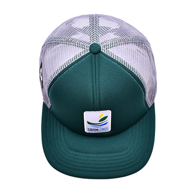 Op maat gemaakte spons Comfortable 6 Panel Flat Visor Constructed Trucker Cap Met Borduurplaat
