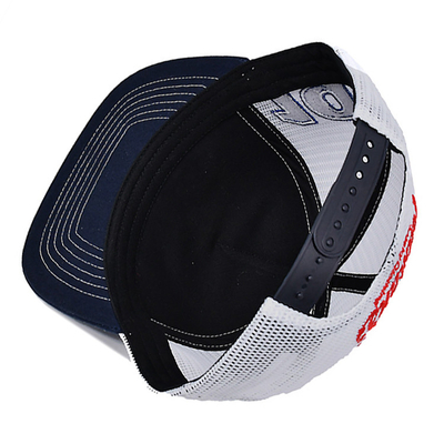 Geconstrueerde profiel trucker cap met plastic snapback en geborduurd logo