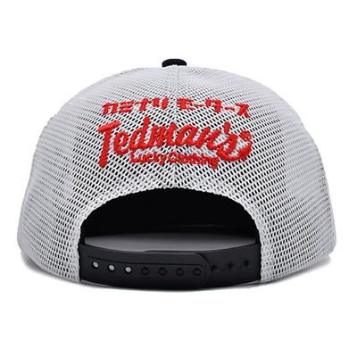 Geconstrueerde profiel trucker cap met plastic snapback en geborduurd logo