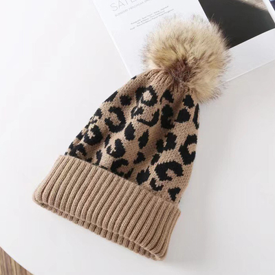 Hoogwaardige Pom Pom Winter Leopard Print Beanie Groothandel Zachte Warme Gebreide Beanie Hoeden