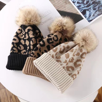 Hoogwaardige Pom Pom Winter Leopard Print Beanie Groothandel Zachte Warme Gebreide Beanie Hoeden