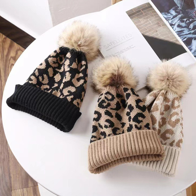 Hoogwaardige Pom Pom Winter Leopard Print Beanie Groothandel Zachte Warme Gebreide Beanie Hoeden