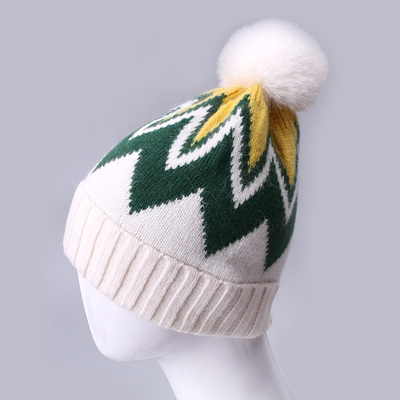 Op maat geborduurde bonnetten winter gebreide streep gemodelleerde warme zachte pompom puff print bonnetten fabrikant