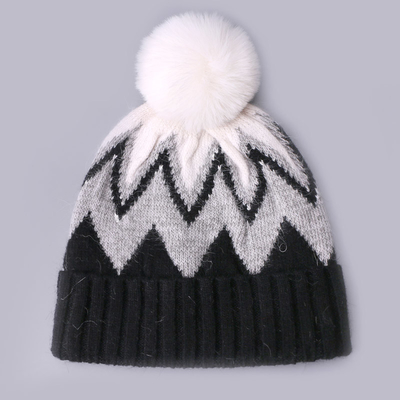Op maat geborduurde bonnetten winter gebreide streep gemodelleerde warme zachte pompom puff print bonnetten fabrikant