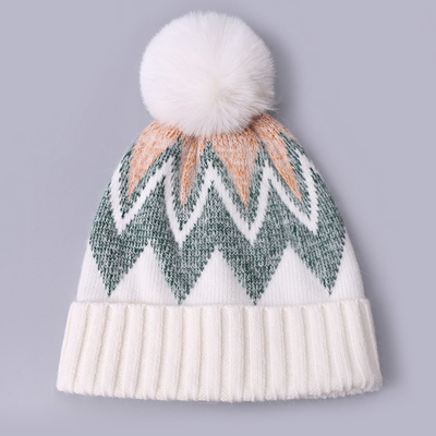 Op maat geborduurde bonnetten winter gebreide streep gemodelleerde warme zachte pompom puff print bonnetten fabrikant