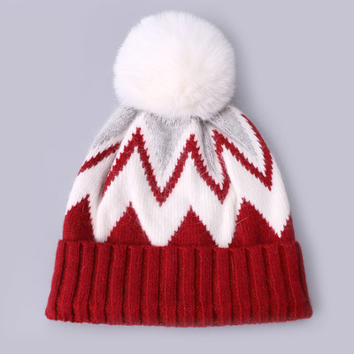 Op maat geborduurde bonnetten winter gebreide streep gemodelleerde warme zachte pompom puff print bonnetten fabrikant
