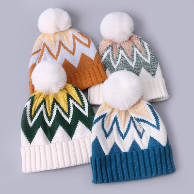 Op maat geborduurde bonnetten winter gebreide streep gemodelleerde warme zachte pompom puff print bonnetten fabrikant