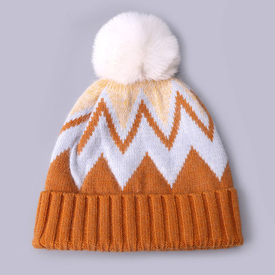 Op maat geborduurde bonnetten winter gebreide streep gemodelleerde warme zachte pompom puff print bonnetten fabrikant