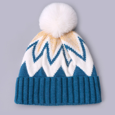 Op maat geborduurde bonnetten winter gebreide streep gemodelleerde warme zachte pompom puff print bonnetten fabrikant