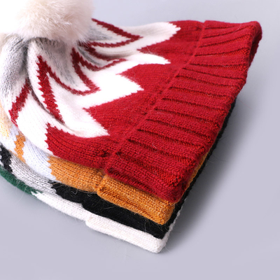 Op maat geborduurde bonnetten winter gebreide streep gemodelleerde warme zachte pompom puff print bonnetten fabrikant
