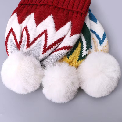 Op maat geborduurde bonnetten winter gebreide streep gemodelleerde warme zachte pompom puff print bonnetten fabrikant