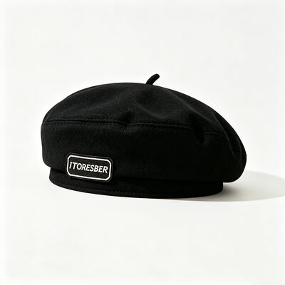 Classic Black Beret Cap met hoge duurzaamheid Hand Only Care Soft Wool Blend met Letter Label en All Seasons Versatility