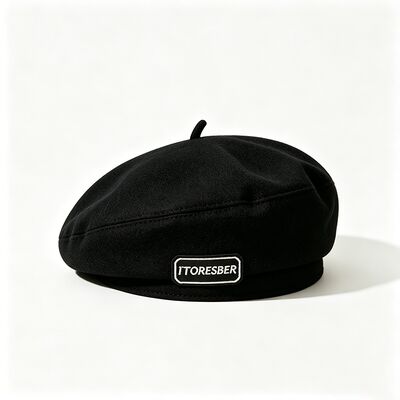 Classic Black Beret Cap met hoge duurzaamheid Hand Only Care Soft Wool Blend met Letter Label en All Seasons Versatility