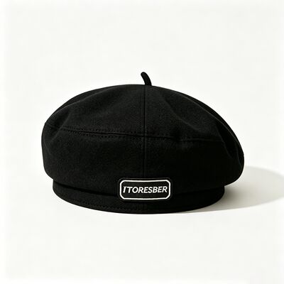 Classic Black Beret Cap met hoge duurzaamheid Hand Only Care Soft Wool Blend met Letter Label en All Seasons Versatility