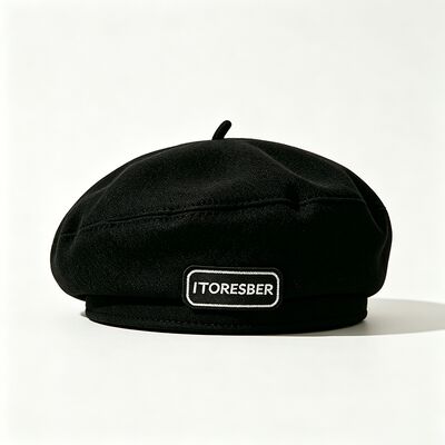 Classic Black Beret Cap met hoge duurzaamheid Hand Only Care Soft Wool Blend met Letter Label en All Seasons Versatility