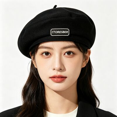 Classic Black Beret Cap met hoge duurzaamheid Hand Only Care Soft Wool Blend met Letter Label en All Seasons Versatility