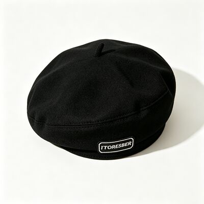 Classic Black Beret Cap met hoge duurzaamheid Hand Only Care Soft Wool Blend met Letter Label en All Seasons Versatility